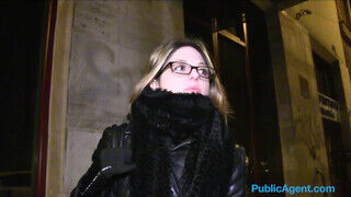 Public Agent - francia túrista kiscsaj a lépcsőházban