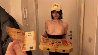 Cutie Kim a csábos pizzafutár