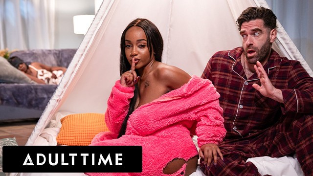 Lily Starfire csábítja mostohaapját rejtett dugásra ugyanabban a szobában