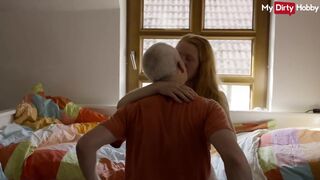 Szöszi fiatal nyögés míg az vén megkeféli a lukát