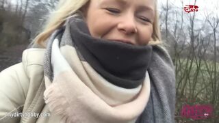 Forró fiatal leányzó kerékpáron dörzsöli lucskos puncáját
