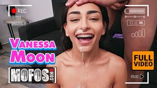 Sovány csoki Vanessa Moon megküzd jmac méretes farkával minden pózban