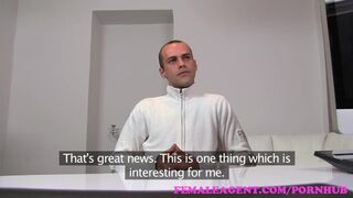 Dögös milf ügynök teszteli a kíméletlen pasast