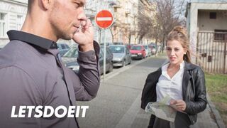 Lenyűgöző turista Silvia Dellai mélyen megrakva egy helyi pali által