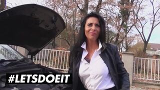 Lady Paris szemrevaló mellei remegnek a szabadtéri farkasütés izgalmaitól