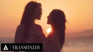 Alkonyat után hardcore baszás: Tori Easton durván megdöngeti Charlotte Sins bikini babát