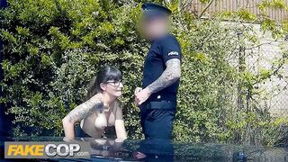 Rendőr megkúrelja a sötét hajú geek leányzót és rálövi a szemüvegére - fake cop