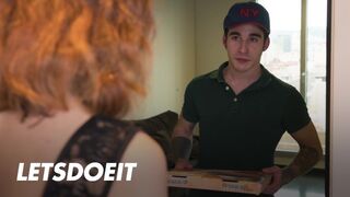 Megcsaló cuni Arian Joy először a barátját baszogatja, aztán a kézbesítő pasi megreszeli jól
