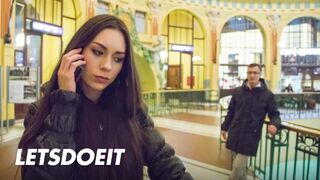 Arwen Gold feszes punciba vágyik egy külföldi rúdja kalandra