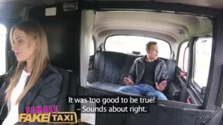 Tinédzser fószer gyorsan megreszeli Angel Piaff lucskos kiborotvált puncáját a hamis taxiban