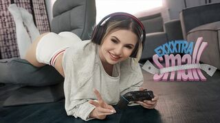Pici fiatal leányzó Aria Banks elkapja magas mostohabátyját Chris Epicet, aki a szobájában veri a hímvesszője