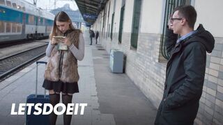 Selvaggia fiatal kiscsaj felfogta Charlie Dean bazinagy faszát egy gyors pov dugásra