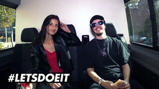 Karcsú néger Coco Kiss pénzért lecumizza a méretes néger fazt az autóban