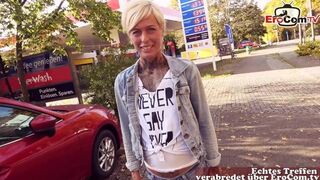 Utcán kufircolás német benzinállomáson: pov milf pippantás