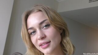 Loren Strawberry szűke zsenge puncit anal dugással hódít a szállodában