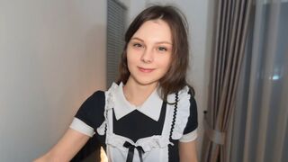 Szexi szobalányt keményen megbasszák takarítás után és összelövik az arcát