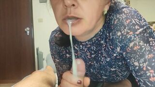 Ne mondd el senkinek! ellenállhatatlan milf nevelő anya szopással segít a nevelő fiának és szájába élvez