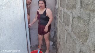 Filipina fiatalasszony kinti fürdés közben keményen megkúrva