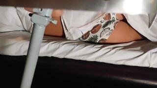 A vonaton nyilvánosan meghágja a házas utas társát, miközben producernek adja ki magát