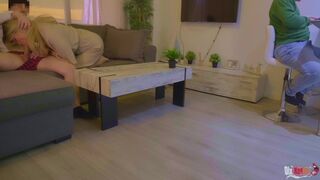 Mostohaanya lecidázza a nevelő fia farkát és análba döngetik a férje háta mögött