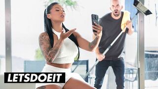Szenvedélyes Latin Amerikai MILF Mariana Martix Keményen Megdöngetve az Asszisztens által a LetsDoeIt Csatornán