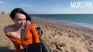 A kéjhölgy felizgult az interaktív játéktól és szopott a strandon