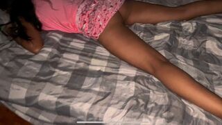 A bátyám haverja otthon marad, bejön a szobámba, megdugja a pinámat és belespriccel a bugyimba