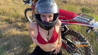 Bombázó motoros pipi cidázza a motorost az enduro mezőn
