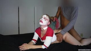 Harley quinn keményen orálozza a óriási cerkát és lovagol rajta beleélvezésig éjszakai változatban