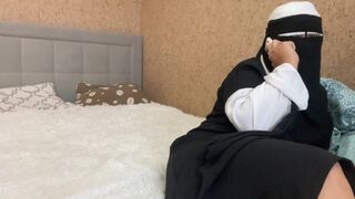 Arab házaspár telefonon beszél és a lukát simogatja az orgazmusig