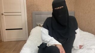 Szívdöglesztő arab milf kéjsóvár utasításokat ad nevelő fiának