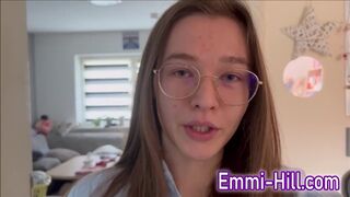 Kinti spriccelés! 18 éves karcsú fiatal reszeli termetes vagináját a szabadban, amíg el nem élvez