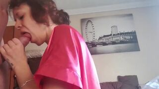 Göndör hajú milf leszívja és veri a farkamat amíg elélvezek