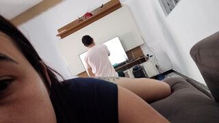 Szeretnék közösülni ezzel a szerelővel, mutatom neki a orbitális seggem, hátha bejön!