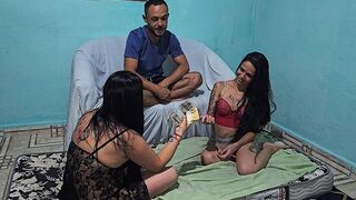 A asszonyom látni akarta, ahogy a csaja először kapja hátsó bejáratba