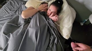 Kettő pici csöcsű csoki hajú lányra pisil az ágyban majd pisi áztatta bugyijukban csókolóznak