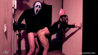 Maszkos őrült keményen megdugja a néger kishölgyet a tükör előtt - halloween szerepjáték fétis páros játék