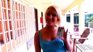 Mickenzie Moore szöszi főiskolás csajként leszopja és lovagolja a vastag faszt