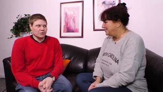 Vörös hajú milf hatalmas mellekkel leszívja a pöcst és hagyja hogy keményen megdugják