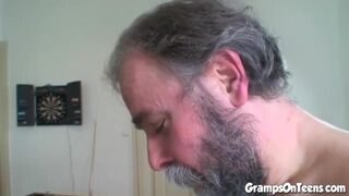 Zsenge vörös csajszi lecumizza és lovagol a nagypapa péniszén