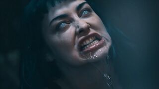 Bombázó Kék Hajú Punk Csajszika Átváltozása - Jewelz Blu a Parasited Csatornán Vadul Mag Numb-bal
