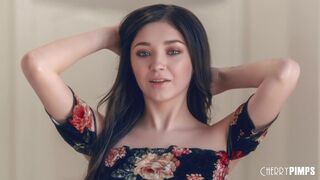 Tinédzser Luna Kamázza a Golyók Nyalogatását és a Szopást, Mielőtt Lovagolna a Cherry Pimps Stúdióban