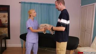 Szöszke zsenge kemény boldog befejezést kínál ügyfelének a Nookiesnál