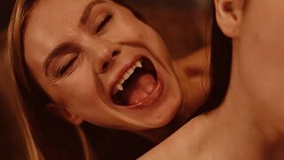 Világos Szőke Vámpír Nancy Ace Uralja Matty Milát a Vampired Csatornán - Bájos Lezbi Jelenet Vörös Harapásokkal