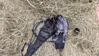 Gigászi fenekű öreg nő lecumizza a paraszt farkát a disznóólban