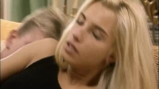 Timea Margot hatalmas pélót kap a retro Lover's Lane legelső epizódjában